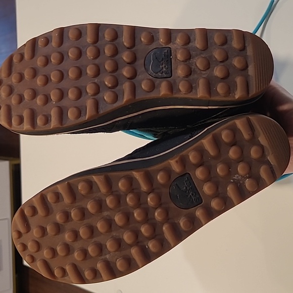 LIKE NEW SOREL Glacy Explorer Black Boots with Toggle Faux Fur and Blue Laces - Picture 9 of 17